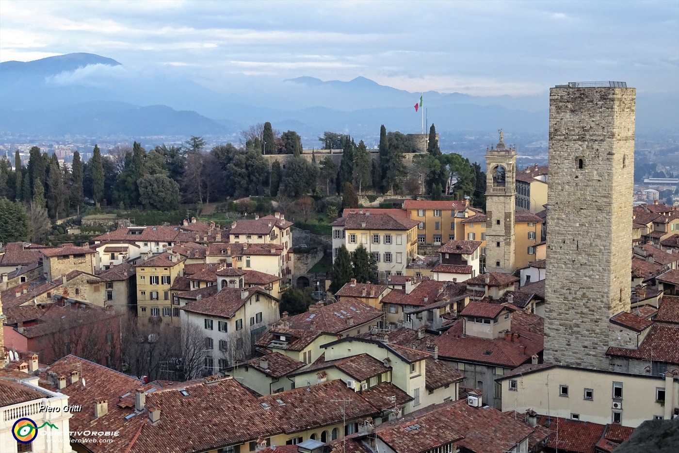79 Vista verso la Torre del Gombito e la Rocca .JPG